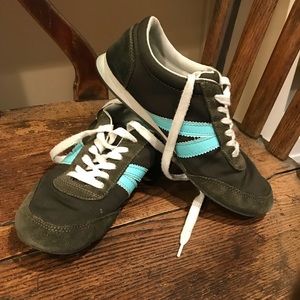 Sneakers size 8